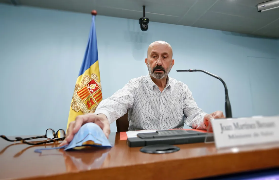 El ministre Martínez Benazet ha comparegut avui des de la sala de premsa de l'edifici administratiu després de cinc setmanes de confinament a domicili.