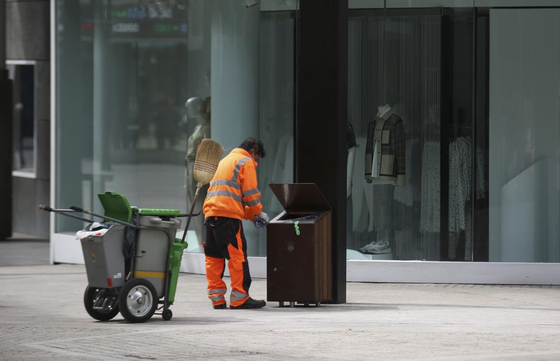 Un treballador del Comú d’Andorra la Vella.