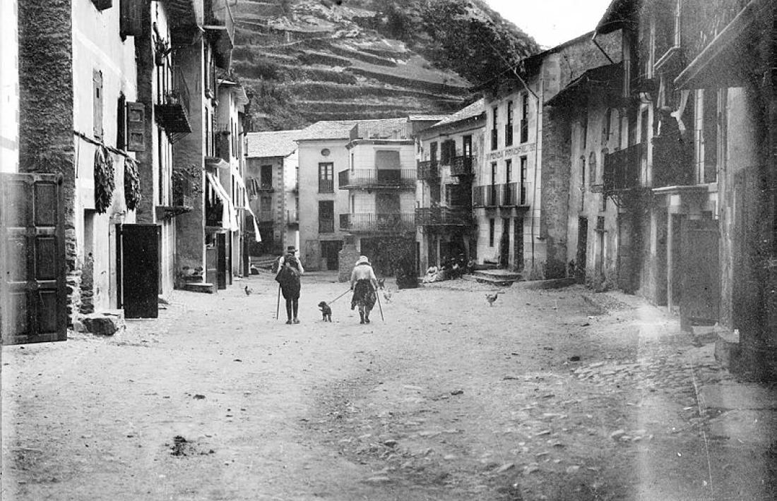 La plaça de Sant Julià, última parada del camí ral abans de  reprendre la marxa cap a Espanya. Per això hi havia l'hostal més gran del país.