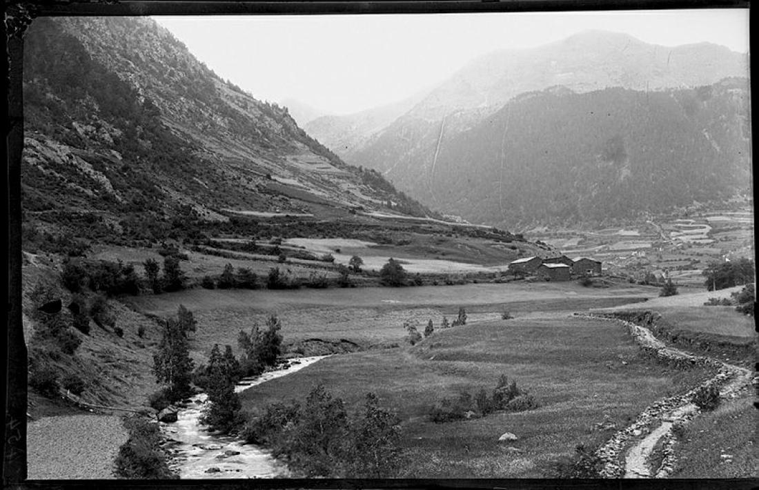 El camí ral a l'alçada de les Salines, al Serrat. La fotografia està datada entre el 1902 i el 1920.