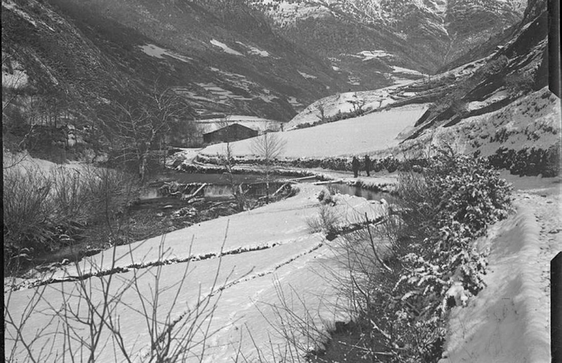Atenció als dos homes amb l'escopeta a l'espatlla que circuclen pel tram del camí ral entre Ordino i Sorn`s, en algun moment entre el 1902 i el 1925.
