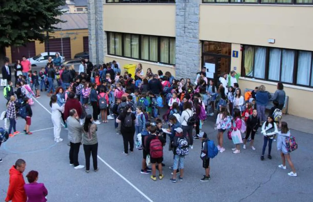 Infants i pares a les portes de l'escola andorrana de Sant Julià de Lòria.