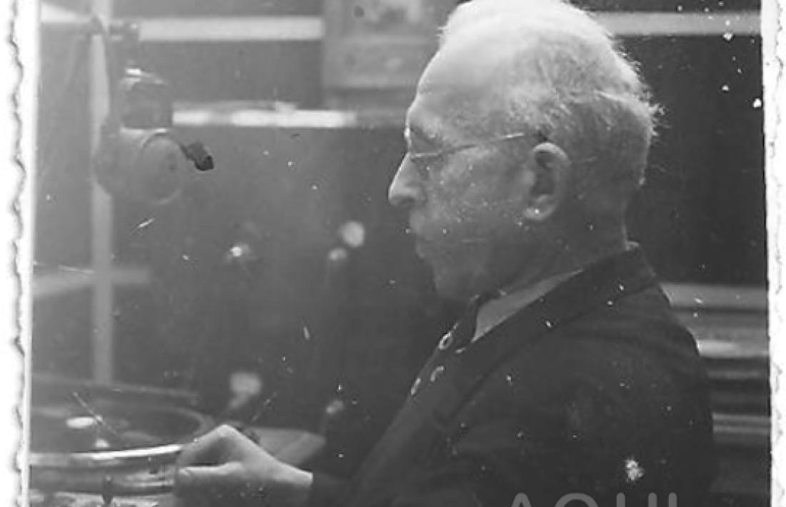Abouly, que havia sigut militar professional, es va incorporar el 1932 a Radio Toulouse. i el 1940 va ser cirdat per Trémoulet per posar en marxa Radio Andorra.