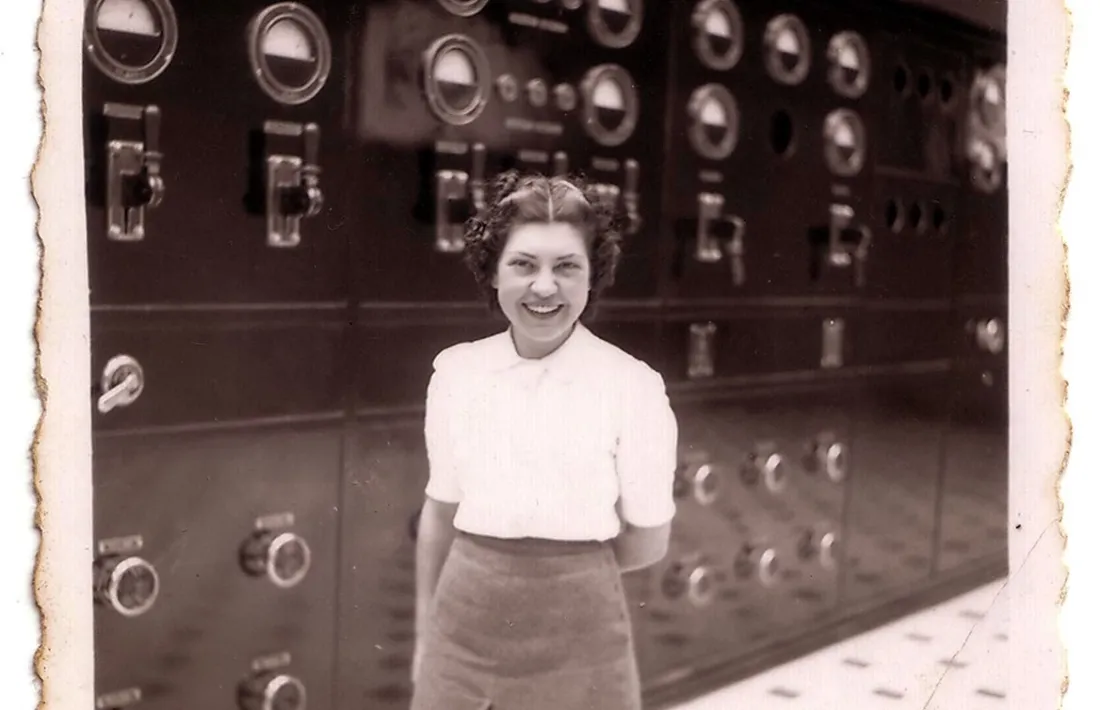Maria Escrihuela, l'abril del 1940, a la sala de màquines de l'edifici de Radio Andorra al Roc del Pui encampadà.
