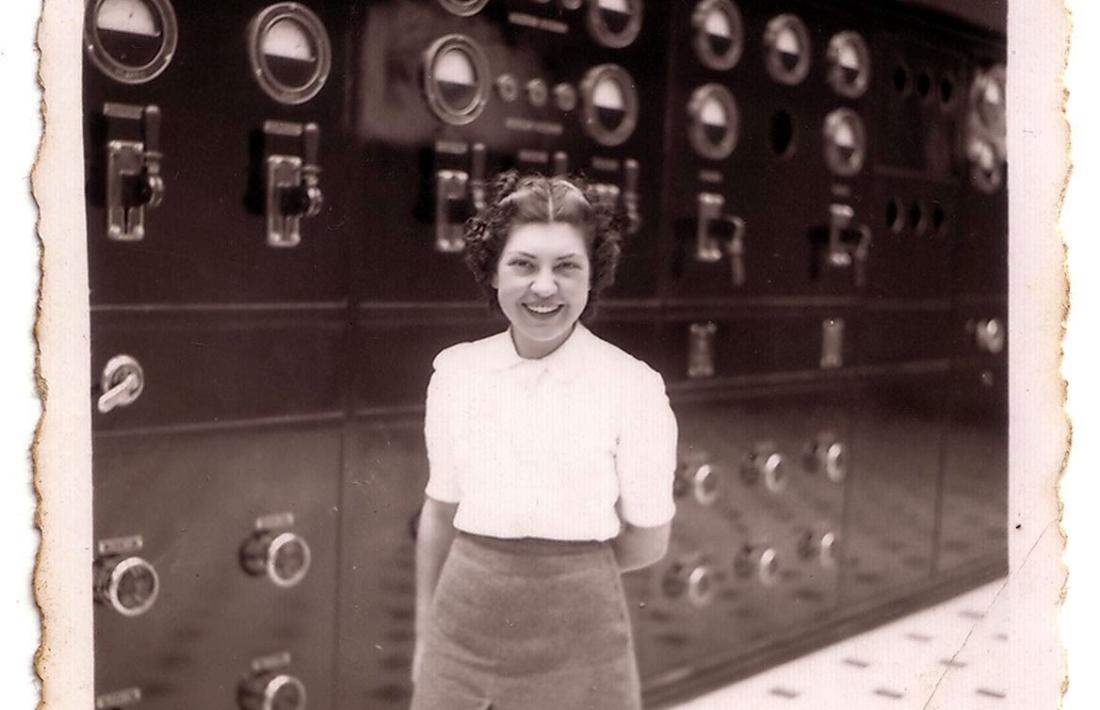 Maria Escrihuela, l'abril del 1940, a la sala de màquines de l'edifici de Radio Andorra al Roc del Pui encampadà.
