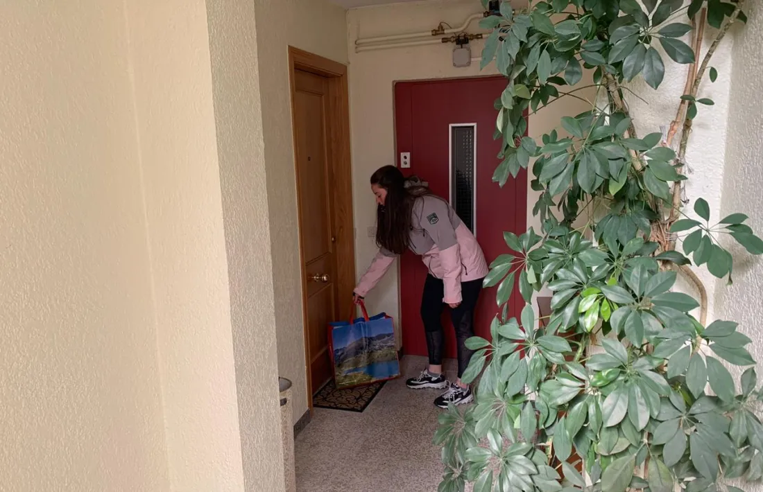 Una voluntària de la xarxa solidària de la Massana.