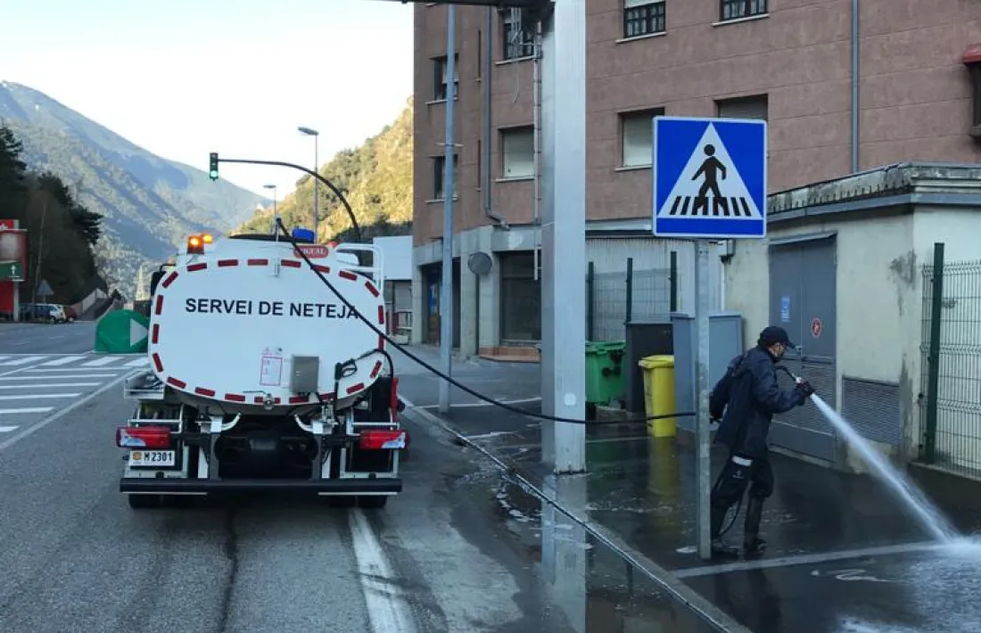 El Comú d'Encamp reforça el servei de neteja als carrers de la parròquia.