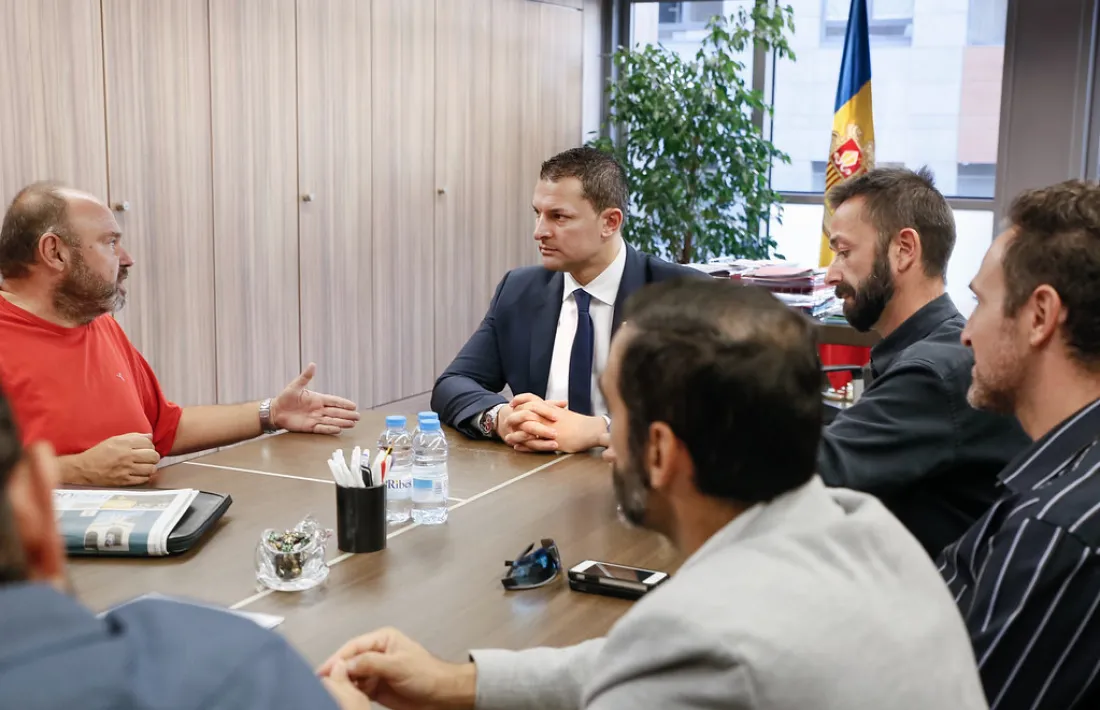 Gabriel Ubach en una reunió anterior amb el ministre de Presidència, Economia i Empresa, Jordi Gallardo.