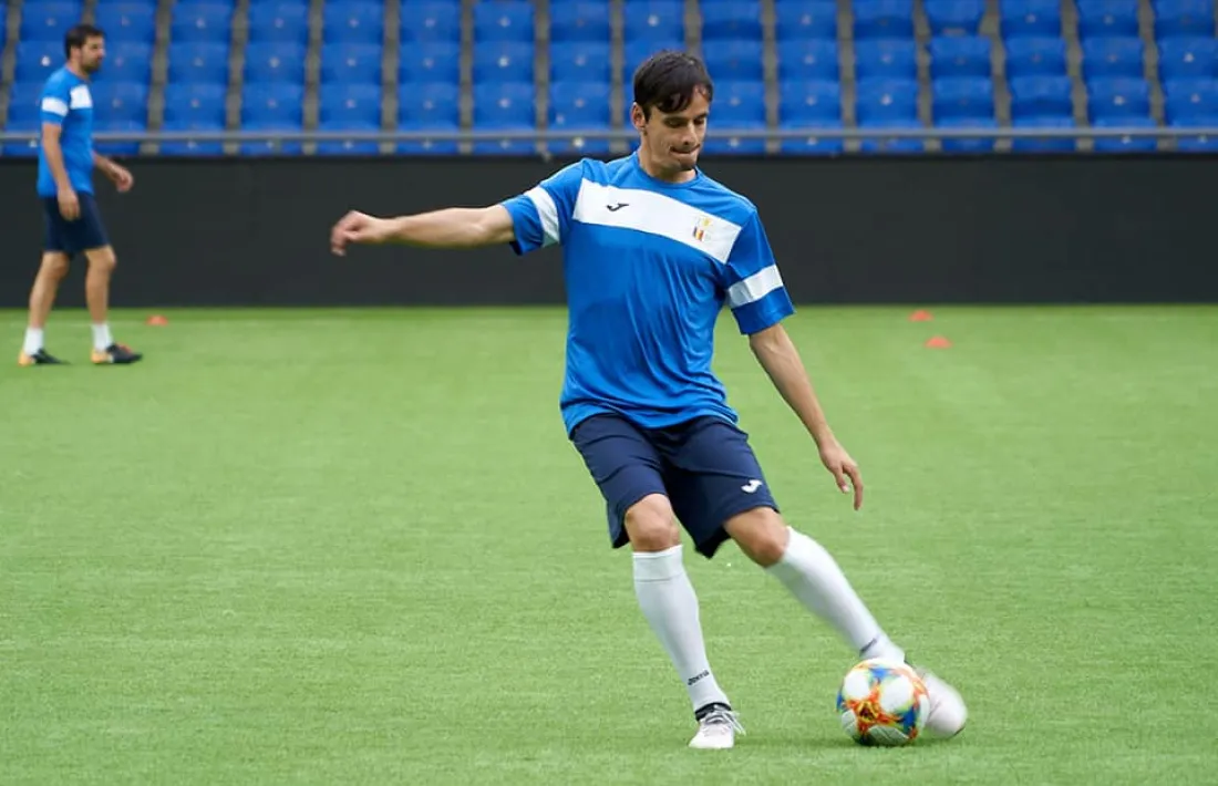 Nico Medina, davanter xilè amb experiència a Espanya que juga amb el Vall Banc.