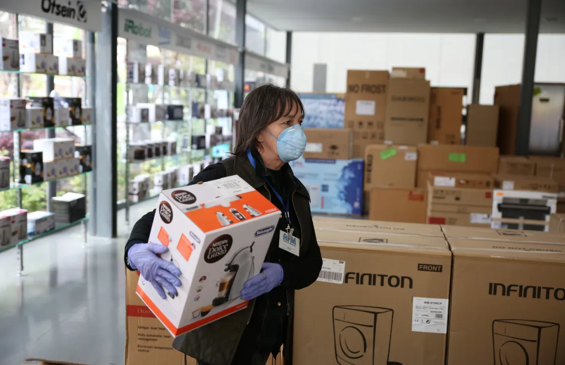 Les botigues d’electrodomèstics i parament de la llar també van poder ahir atendre presencialment els clients.