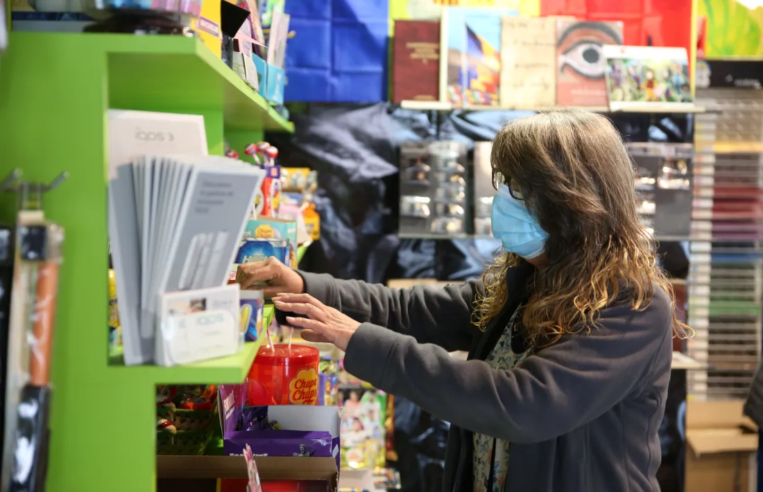 L’Antònia comprova el gènere al quiosc Punt i Ratlla de la plaça de les Arcades, a la capital, que també ahir va tornar a la feina.