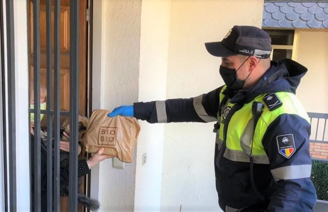 Un agent de circulació entregant un àpat a domicili.