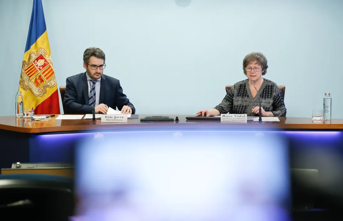 El ministre portaveu, Eric Jover, i la cap de l’àrea de Prevenció, Promoció i Vigilància de la Salut, Rosa Vidal.