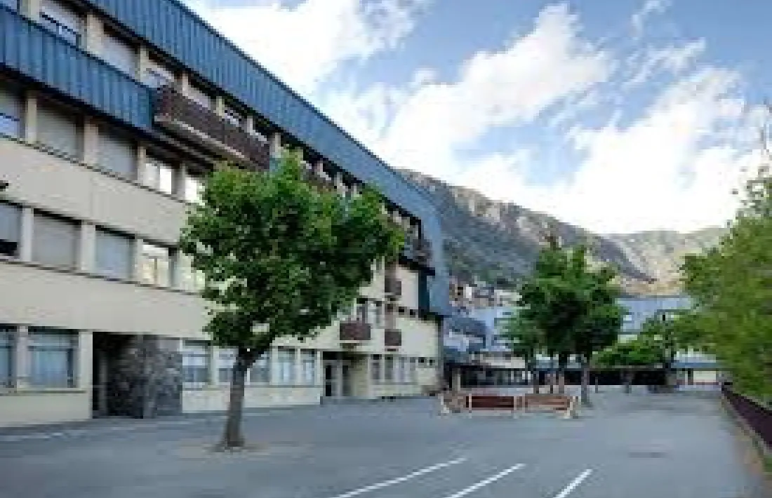 Exterior del centre d'ensenyament francès.