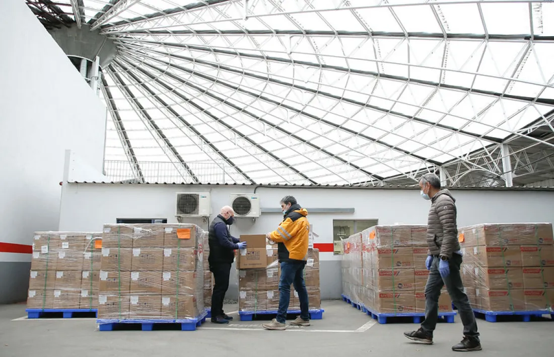 Treballadors del COEX supervisant els testos que han arribat aquesta tarda.