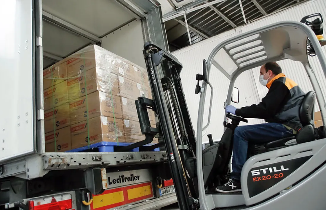 Un operari del COEX descarregant el material del camió que ha portat els testos.