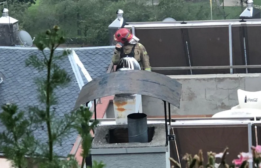 Un bomber a la part alta de l'edifici.