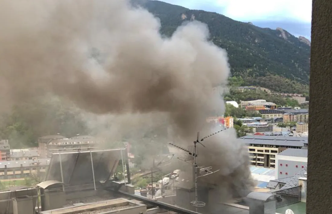 Aquesta és la fumarada que va provocar l'incendi.