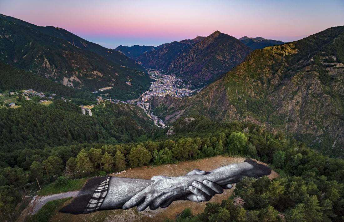 La fotografia venuda reflecteix l'obra que Saype va fer el passat estiu a Engolasters.