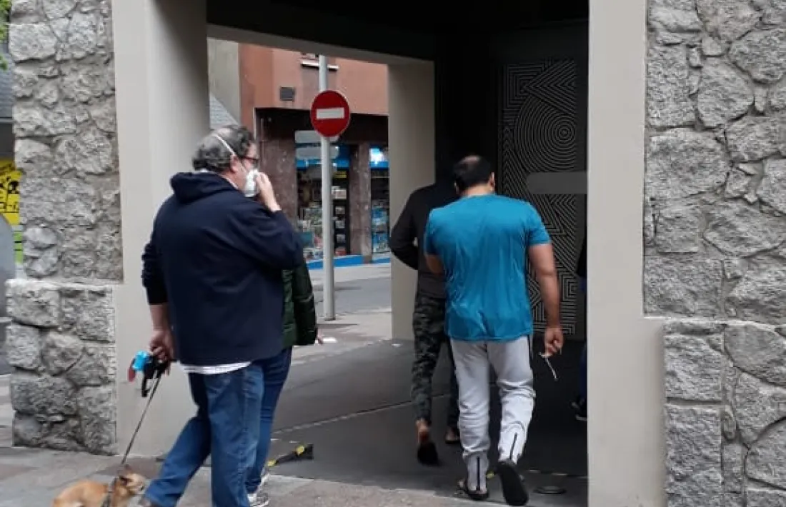 Les persones evacuades de l'edifici sinistrat entrant al CAEE.