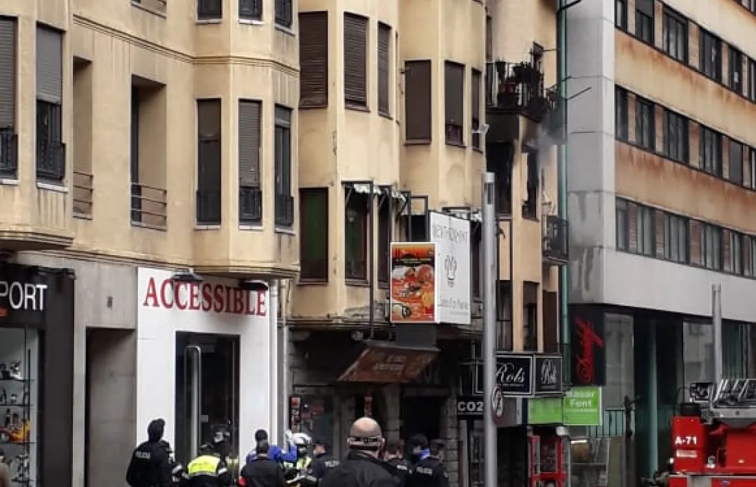 El foc s'ha declarat al 2n pis d'aquest edifici, al número 55 de l'avinguda Carlemany.