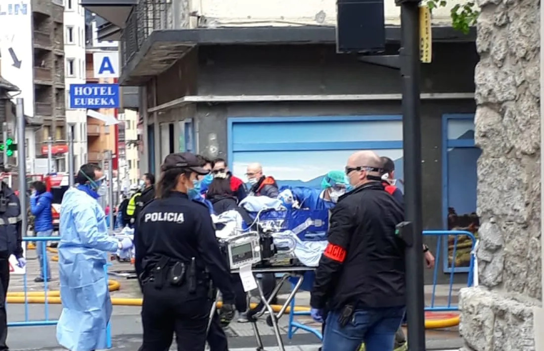 Evacuació d'un dels ferits a l'incendi, que ha estat traslladat a l'hospital.