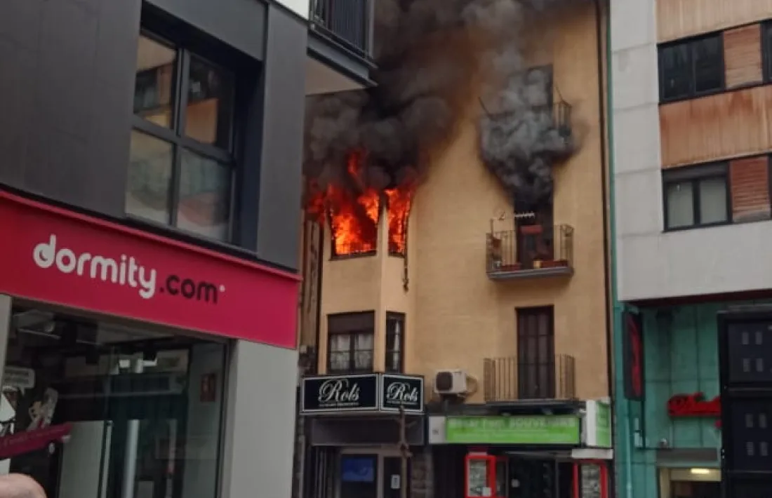 Dos ferits en estat crític i tres lleus en l'incendi de l'avinguda Carlemany