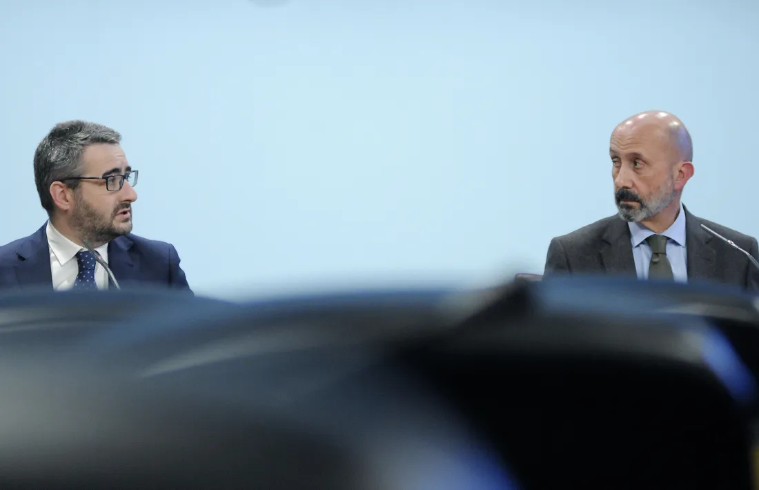 El ministre ministre Jover, a l'esquerra, en la compareixença d'aquesta tarda a l'edifici administratiu.