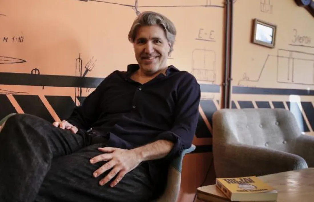 Coonen, al gener, escarxofat al Buratino, local de la Massana on té lloc un episodi crucial de 'Fat Finger'.