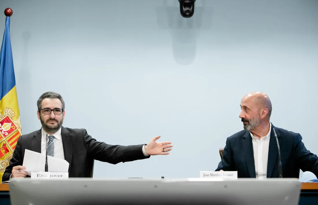 Els ministres Jover i Benazet, en la compareixença d'ahir a la sala de premsa de l'edifici administratiu.