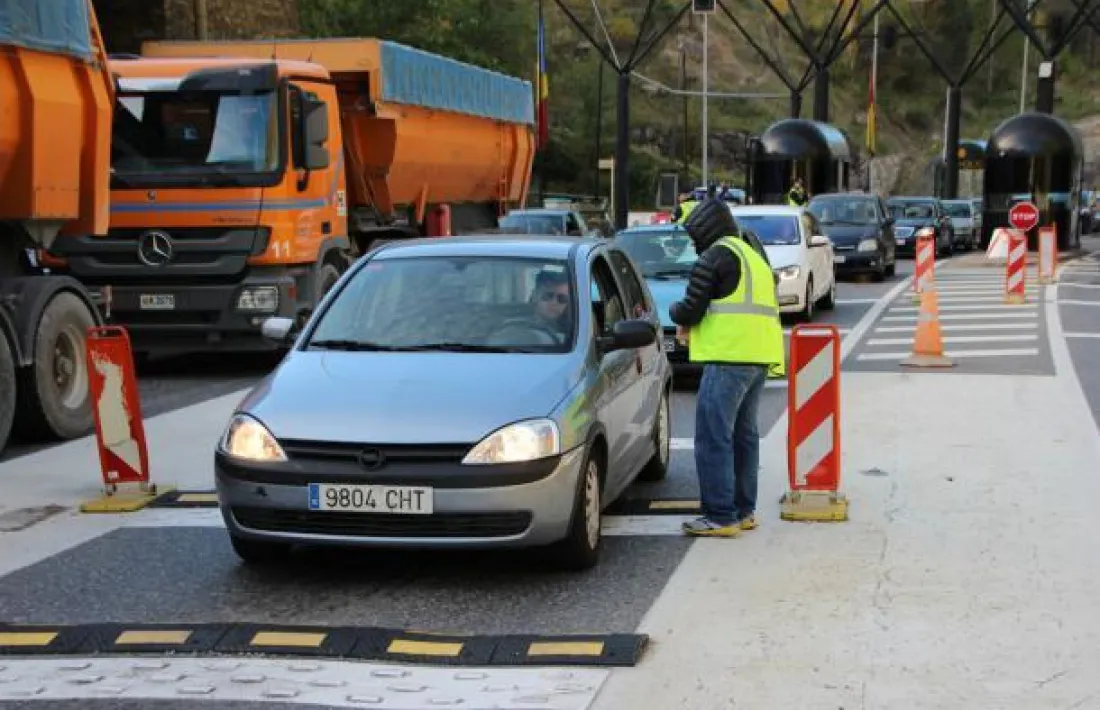 Vehicles entrant a Andorra per la frontera del riu Runer.