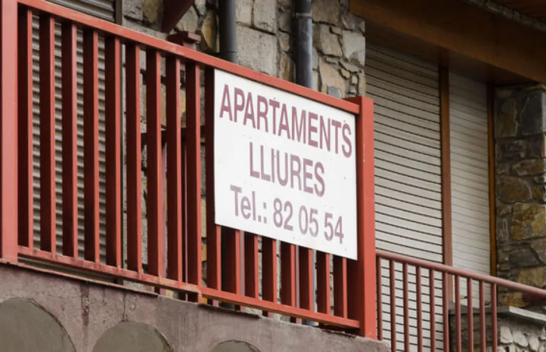 Un cartell anunciant el lloguer d'apartaments.