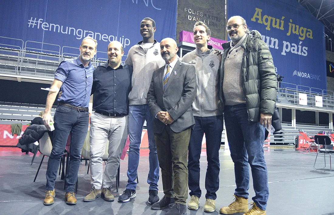  El director esportiu del BC MoraBanc, Francesc Solana, el primer per la dreta, en un dels últims actes del club a porta oberta.