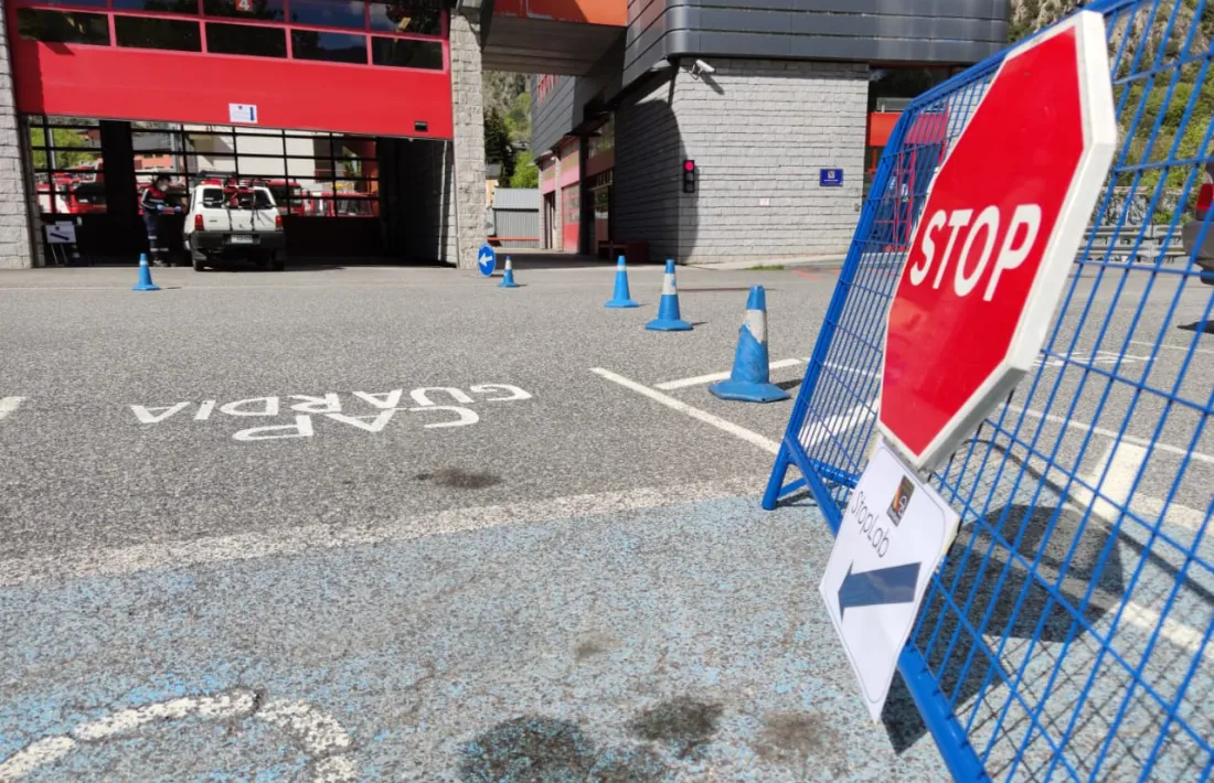 Diversos cotxes esperen el seu torn.