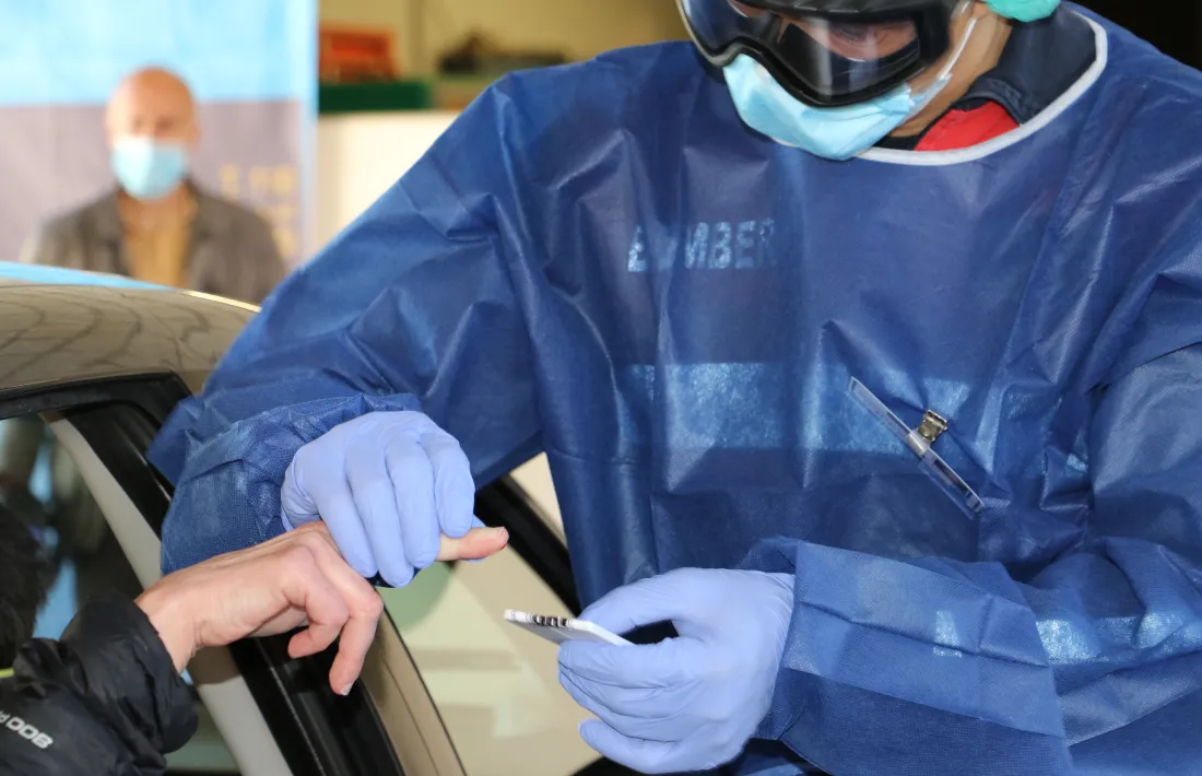 Realització del test d'anticossos al familiar d'un bomber.