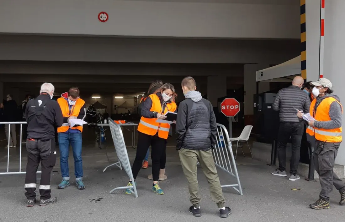 Els ciutadans esperen davant del StopLab d'Escaldes, aquest matí.