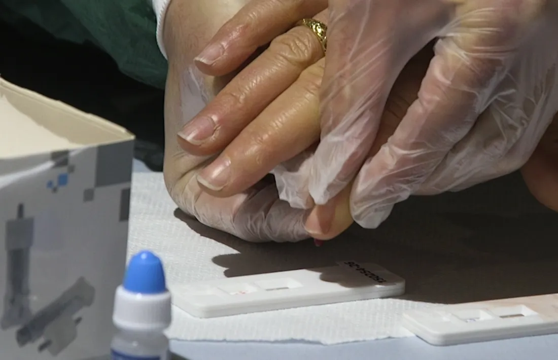 El test d'anticossos consistex en una punxadeta al dit per extreure'n una gota de sang.