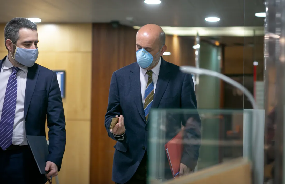 Els ministres Jover i Martínez Benazet es dirigeixen a la roda de premsa que ha tingut lloc aquesta tarda a l'edifici administratiu.