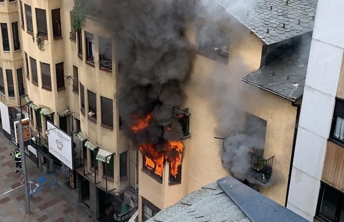 L'incendi es va declarar dissabte al segon pis del número 55 de l'avinguda Carlemany d'Escaldes.