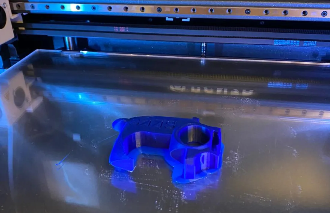 Procés d'impressió de l'artilugi a la impressora de l'hospital.