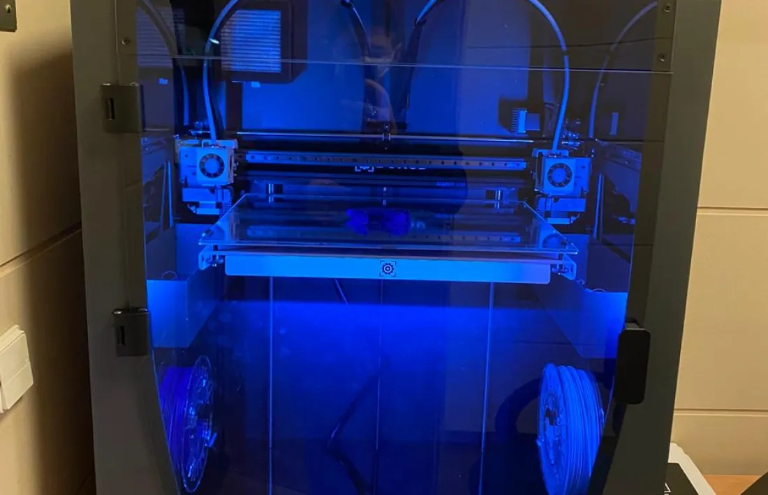 Procés d'impressió de l'artilugi a la impressora de l'hospital.