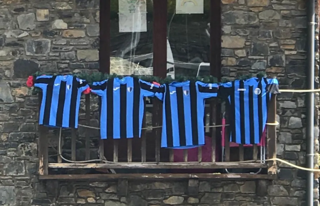 Samarretes de l'Inter d'Escaldes en un balcó.