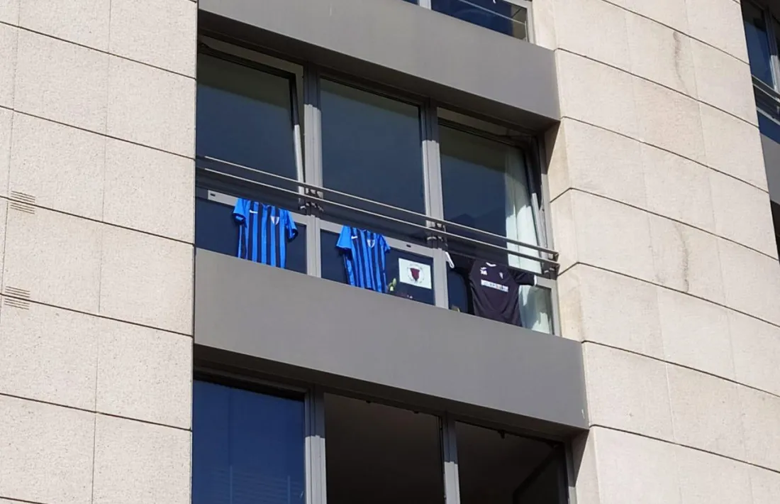 Samarretes de l'Inter d'Escaldes en un balcó.