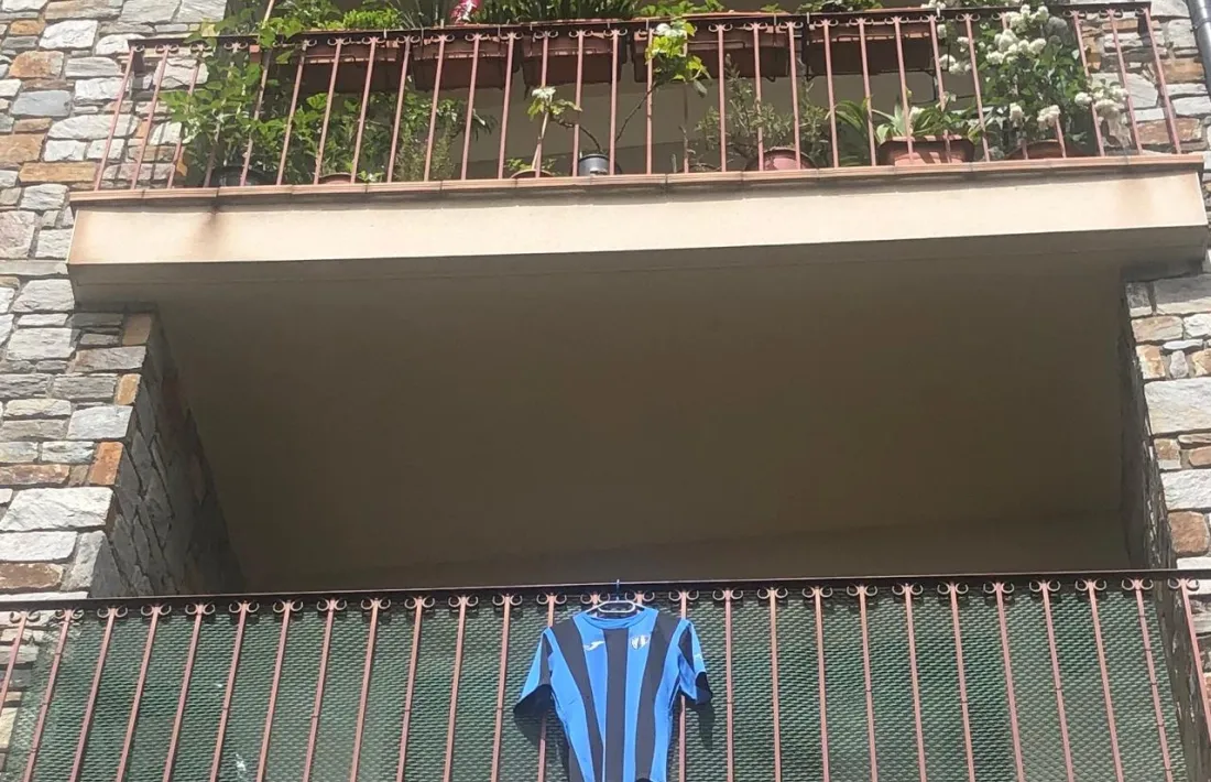 Una samarreta de l'Inter d'Escaldes en un balcó.