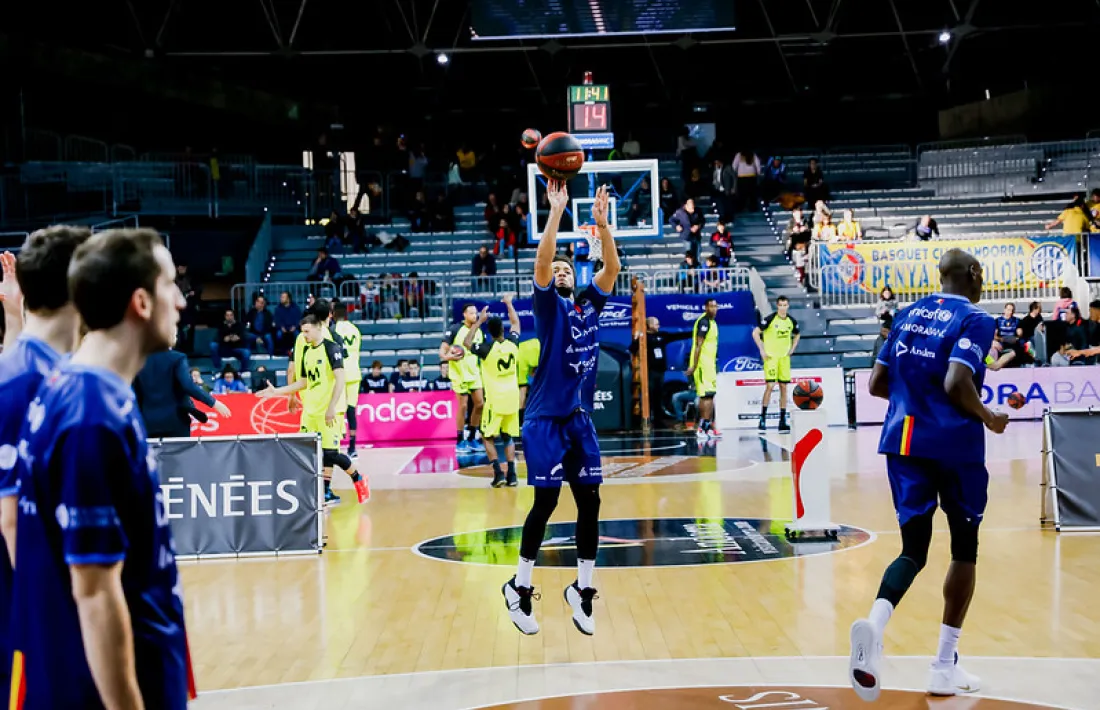 Jugadors del MoraBanc escalfant abans de l'inici d'un partit el mes de febrer passat.