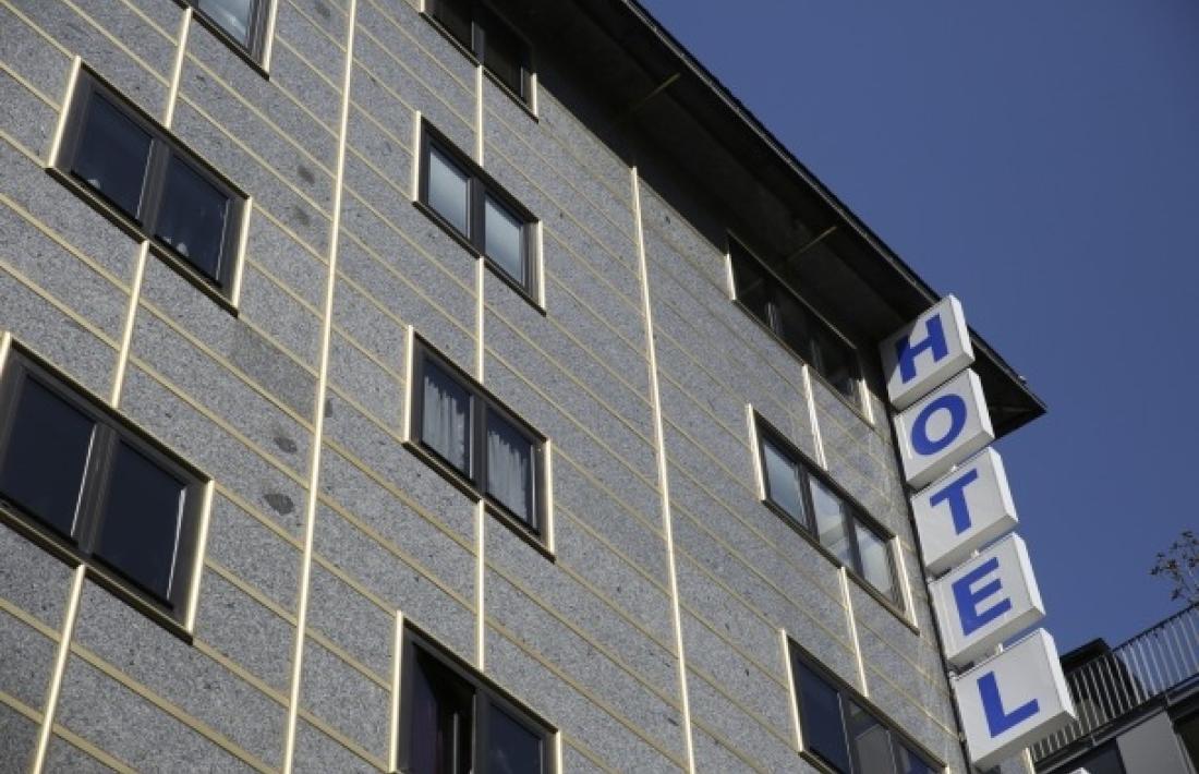 Façana d'un establiment hoteler del país.