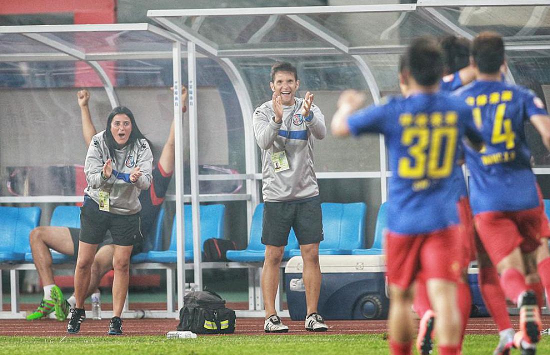 Jordi Escura i la seva parella, Erica Hernández, celebrant un gol del Qingdao Huanghai.