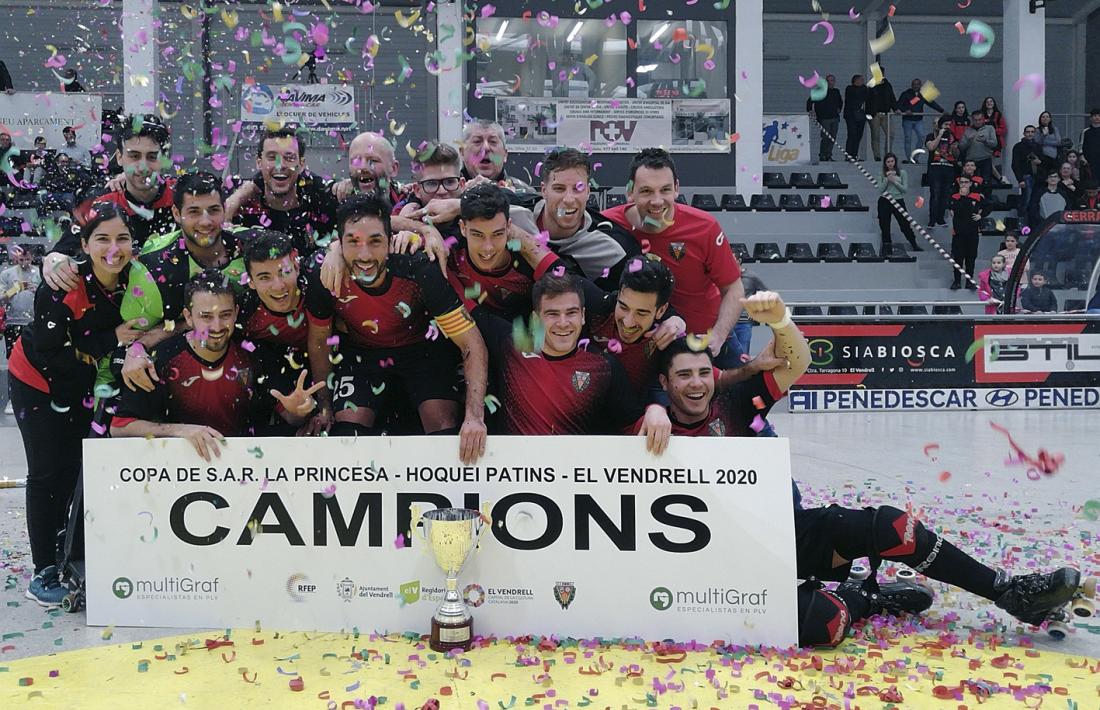  Gerard Miquel, el tercer a sota per la dreta, celebra el títol de la Copa Princesa.