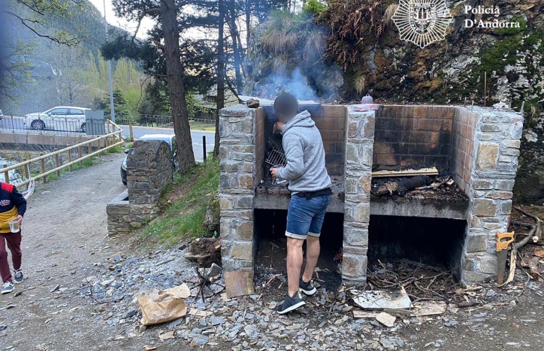 Un dels joves preparant el foc de la barbacoa diumenge a la tarda.