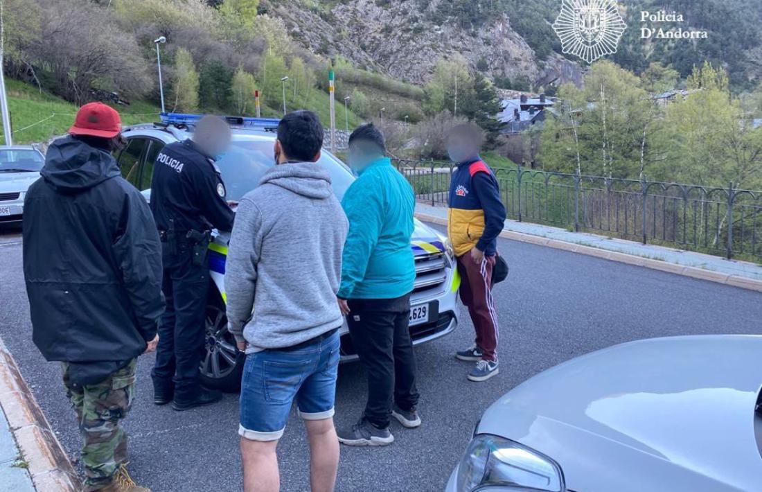 Els agents identificant el grup que se saltava el confinament aquest diumenge.